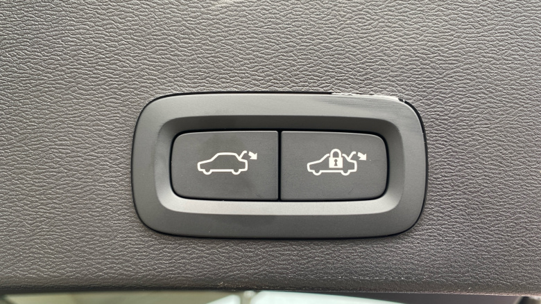 Volvo XC40 2.0 B4P Plus Dark 5dr Auto Petrol Estate